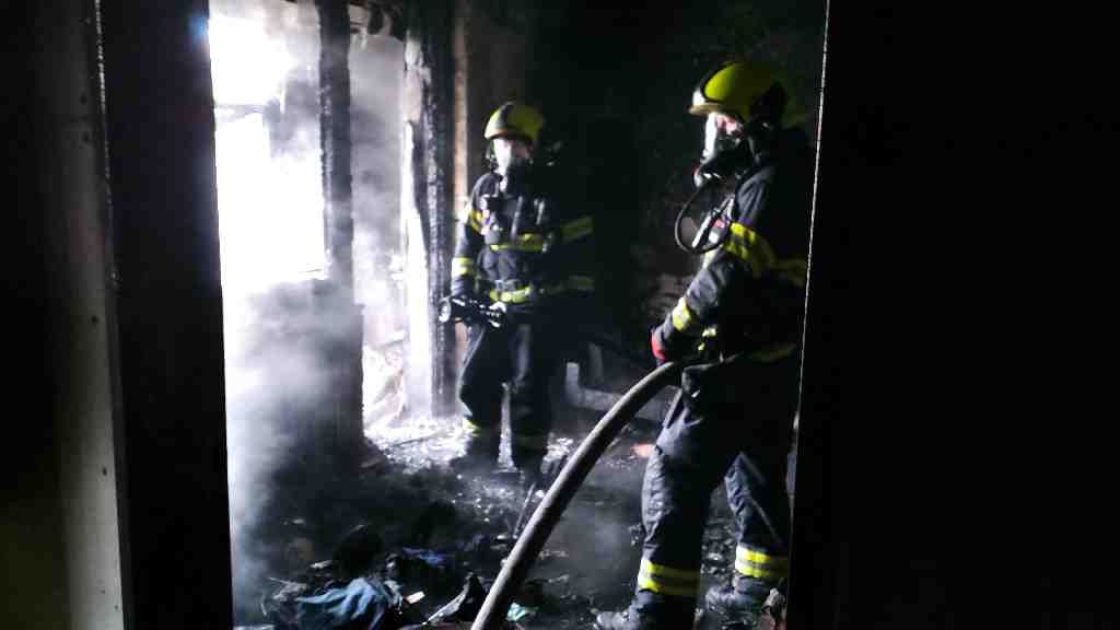 Na Brněnsku hořel rodinný dům, dvě ženy skončily v nemocnici